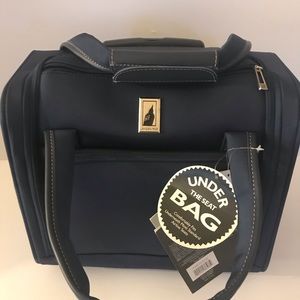 London Fog Knightsbridge 15” suitcase